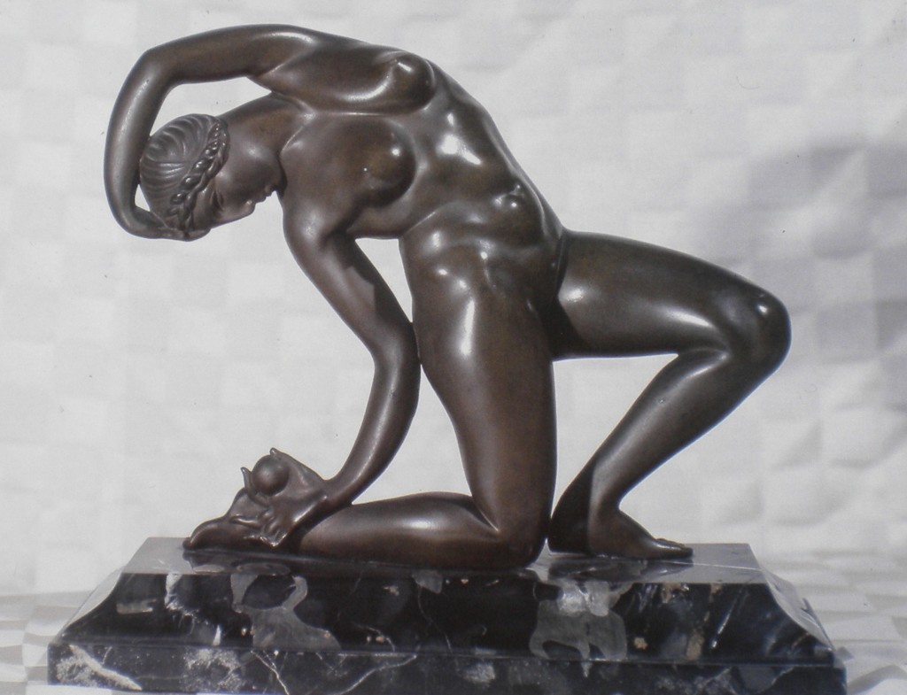 fig. 11 - Antonio De Val - La danza del pomo - bronzo ante 1929 - Napoli collezione Tullia Gargiulo
